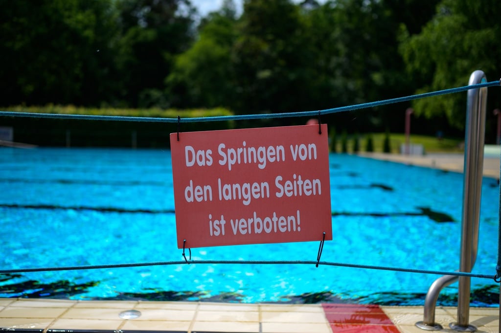 Weil Bademeister fehlen, können viele Freibäder nicht öffnen.
