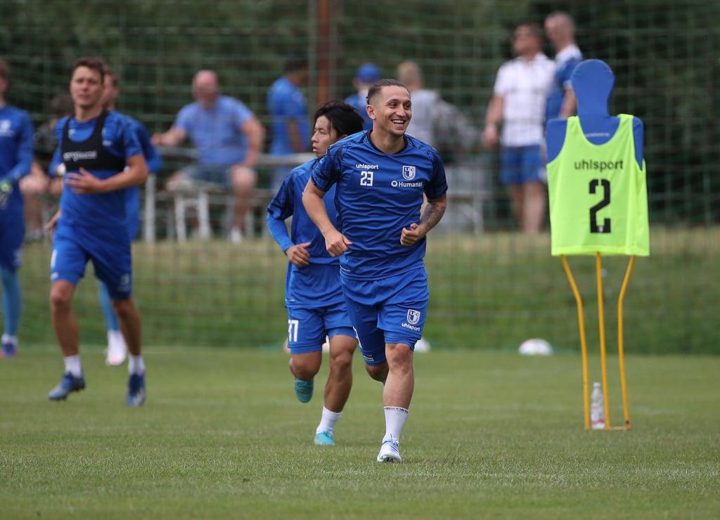 Das Lächeln steht Baris Atik immer noch am besten: Der Topspieler des 1. FC Magdeburg ist nach seiner Bänderzerrung endgültig zurück im Mannschaftstraining des Zweitligisten und will nun zum Saisonstart am 16. Juli zu Hause gegen Fortuna Düsseldorf rechtzeitig fit werden.