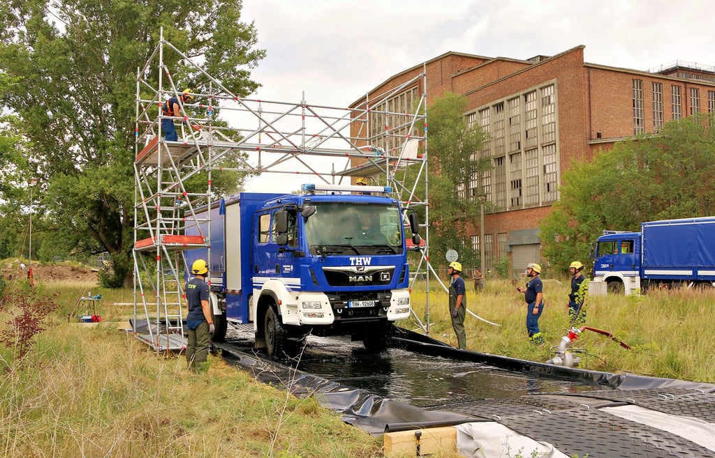 Die Dekontaminationsschleuse für Großfahrzeuge mit einer Wanne, die das Schmutzwasser vom Erdreich abhält, war für das THW neu.