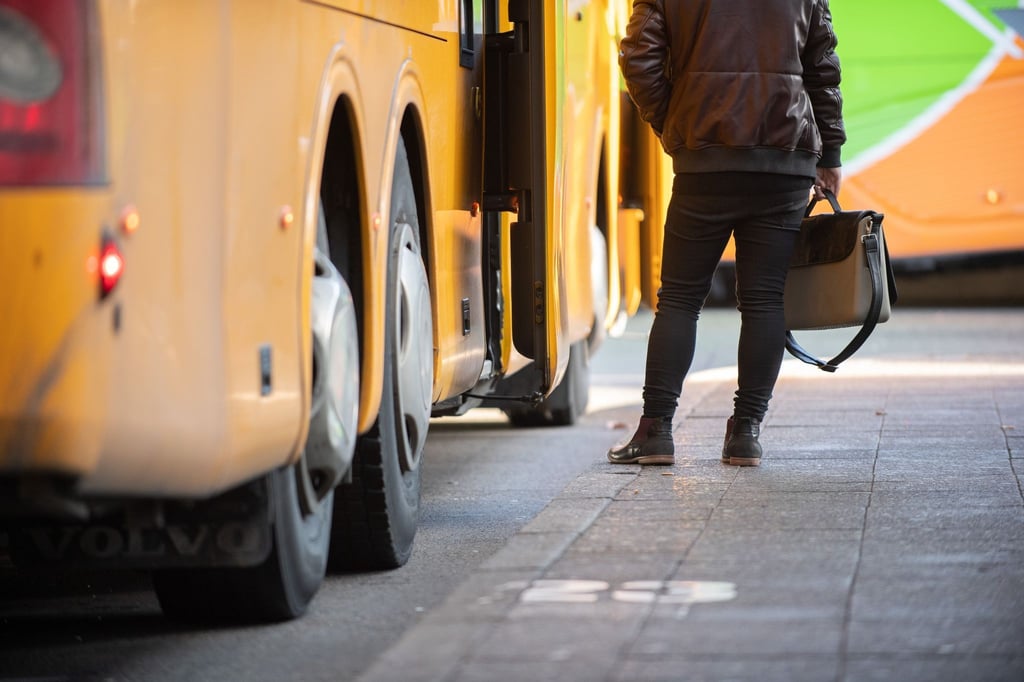 Fährt der Bus ewig nicht los, kann man Geld zurückbekommen. Zwei Stunden müssen sich Reisende dafür aber schon gedulden.