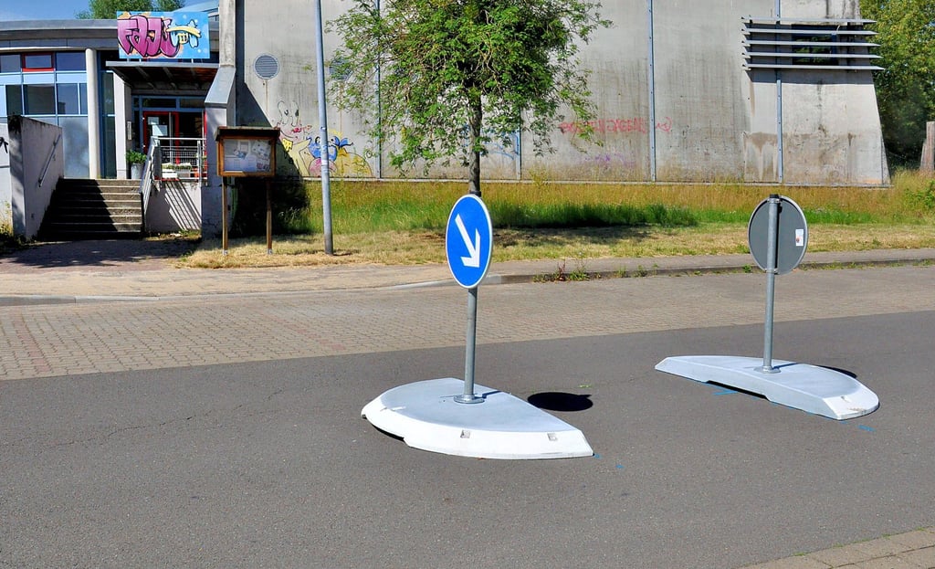 Am Rennebogen in Magdeburg ist eine Mittelinsel für die Sicherheit der Fußgänger platziert worden. 2021 wurde der Antrag allerdings abgeleht.