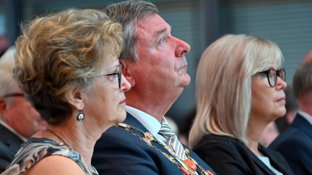 Lutz Trümper, eingerahmt von Ehefrau Angela (vorn) und Amtsnachfolgerin Simone Borris, bei seiner offiziellen Veranschiedung am 29. Juni 2022 in der Magdeburger Johanniskirche.