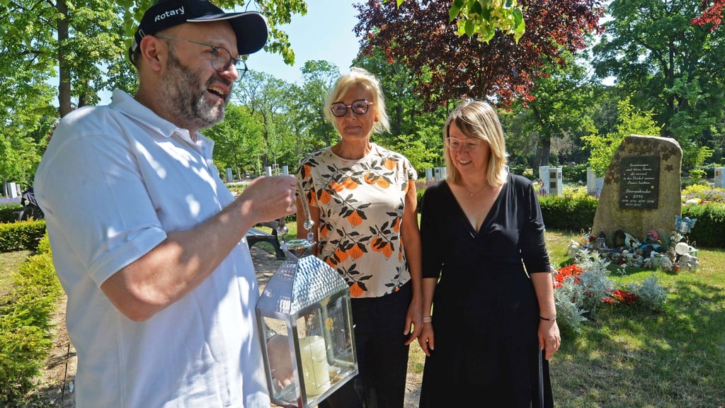 Jens Schwarz übergab die Spende des Rotary-Club Aschersleben für das Sternenkinder-Projekt an Katrin Herrmann und Anne Bremer.