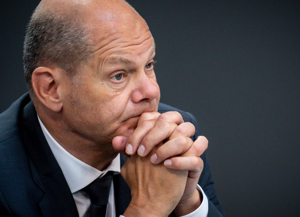 Bundeskanzler Olaf Scholz (SPD)verfolgt die Debatte nach einer Regierungserklärung zu den bevorstehenden Gipfeltreffen von EU, G7 und Nato.