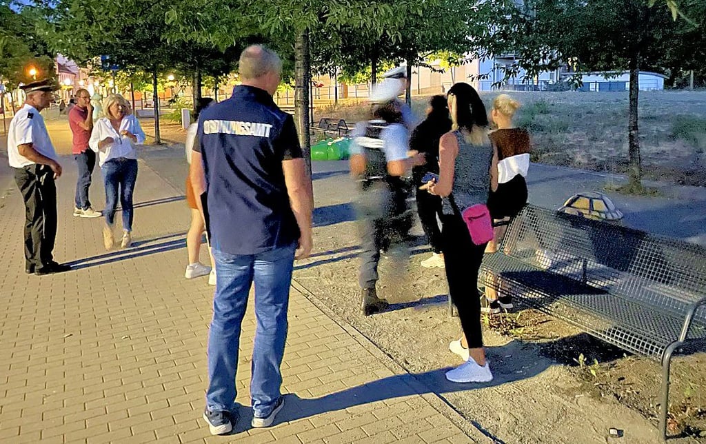 Polizei und Ordnungsamt im Gespräch mit Jugendlichen auf dem Gummersbacher Platz.