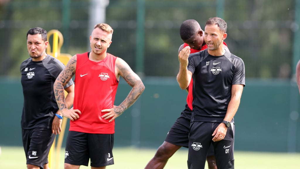 Lieber Training als Tests: Domenico Tedesco mit Nordi Mukiele und Angeliño.