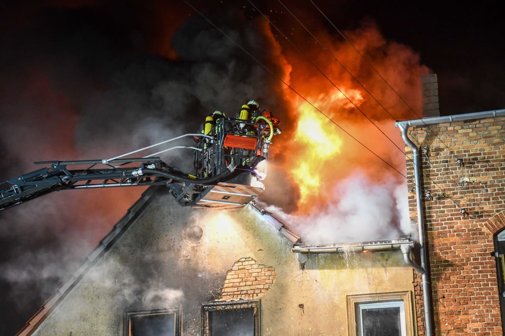 Wenn ein Haus brennt, in dem sich noch jemand aufhält, zählt jede Minute - vor allem braucht es ausgebildete Feuerwehrleute, die in voller Atemschutzmontur zu den vermissten Personen vordringen können.