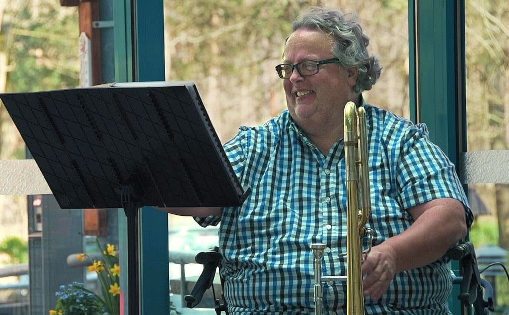 Der Derbener Musiker Stephan Senftleben in einer Szene aus dem Film „Sanftes Blech“.