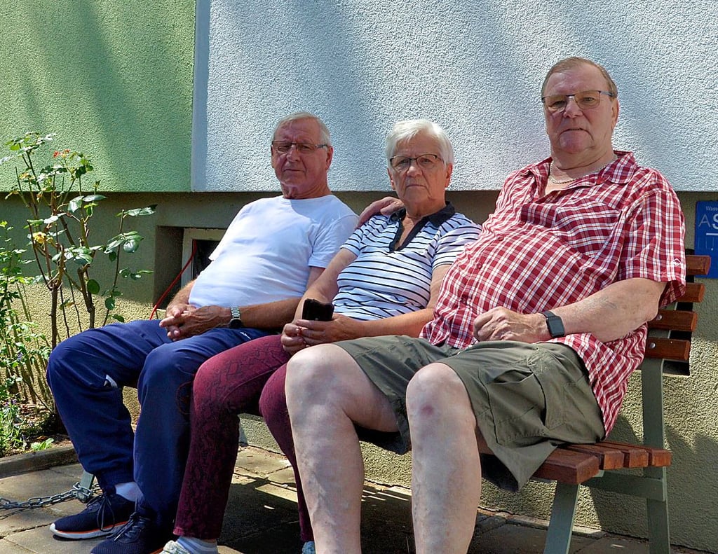 Der Fahrstuhl ihres Einganges fährt wieder – Heinz Rasche (79), Waltraud Behrendt (78) und Jürgen-Alfred Albrecht (79).