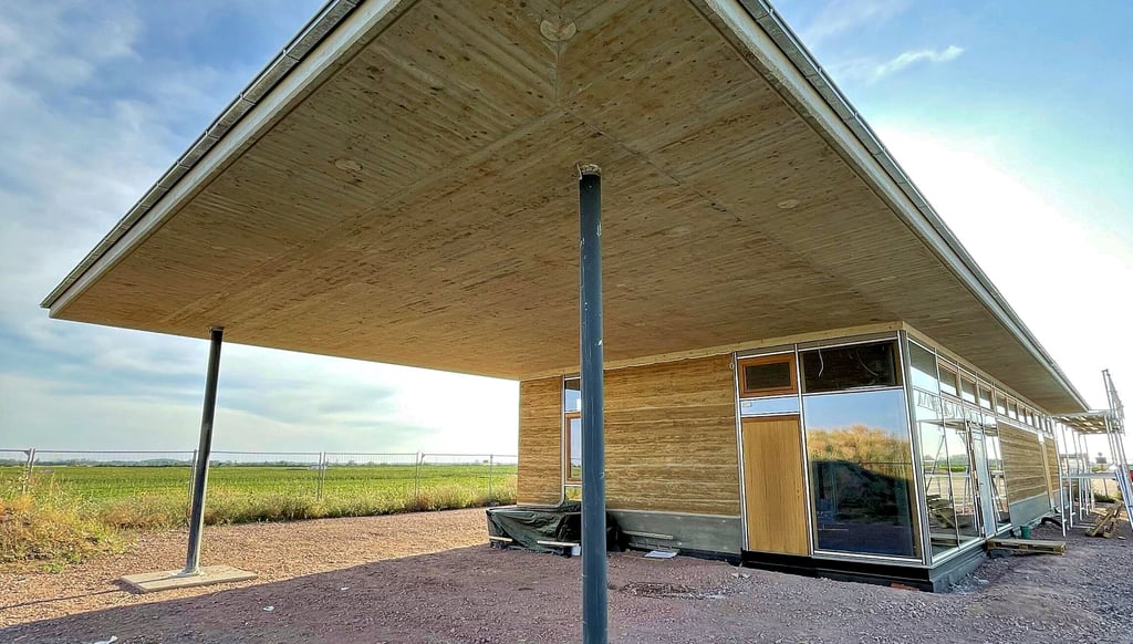 Es wirkt fast ein wenig futuristisch: das Touristen-Informationszentrum am Ringheiligtum in Pömmelte. Derzeit laufen die Arbeiten im Innenbereich. Läuft alles nach Plan, kann im Herbst Eröffnung gefeiert werden.