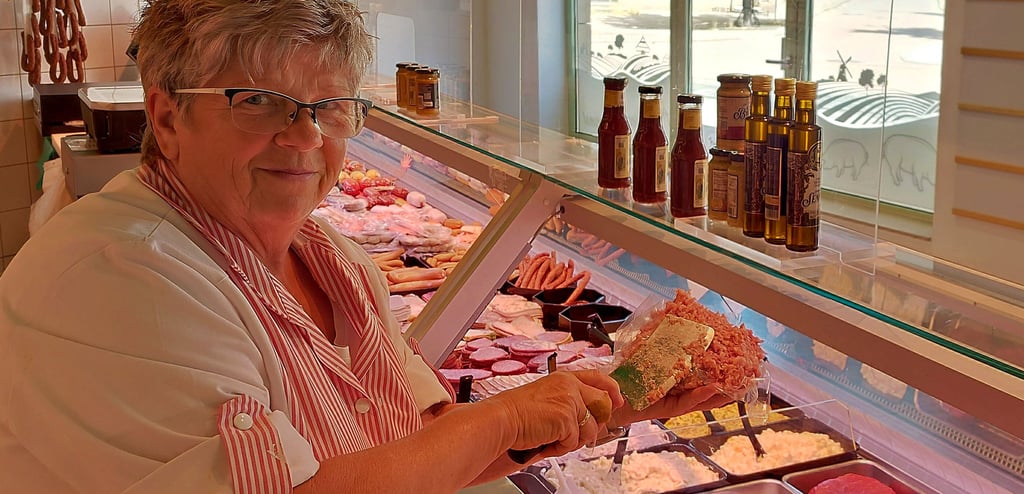 Regina Halas ist seit 1977 Fleischfachverkäuferin und arbeitet seit zwölf Jahren als Verkäuferin im Geschäft der Landwurst GmbH in der Voigtei in Halberstadt. Ihr macht es große Freude, hinter der Ladentheke die Kunden zu bedienen.