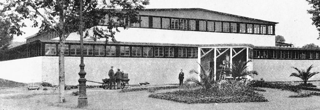 Eine der Ausstellungshallen der Miama in Magdeburg im Jahr 1922. Von diesem schlichten Typ wurden mehrere gebaut und später durch weitere Gebäude ergänzt. Unter anderem wurden zur Deutschen Theaterausstellung im Jahr 1927 die Stadthalle, der Albinmüller-Turm, Lichtstelen und das Pferdetor gebaut – jene Gebäude, die bis heute von der Ausstellungsgeschichte dieses Orts zeugen.