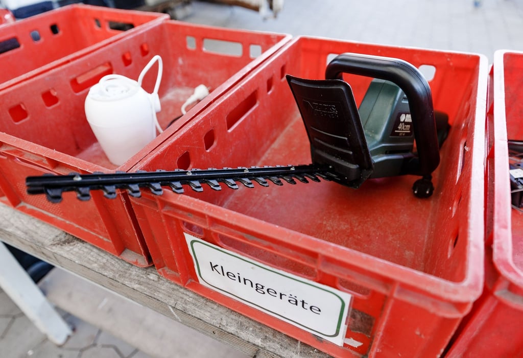Zum Themendienst-Bericht vom 29. Juni 2022: Zu groß, um als Elektrokleingerät durchzugehen: Heckenscheren müssen Supermärkte und Discounter nur zurücknehmen, wenn Kunden im Gegenzug eine neue kaufen.