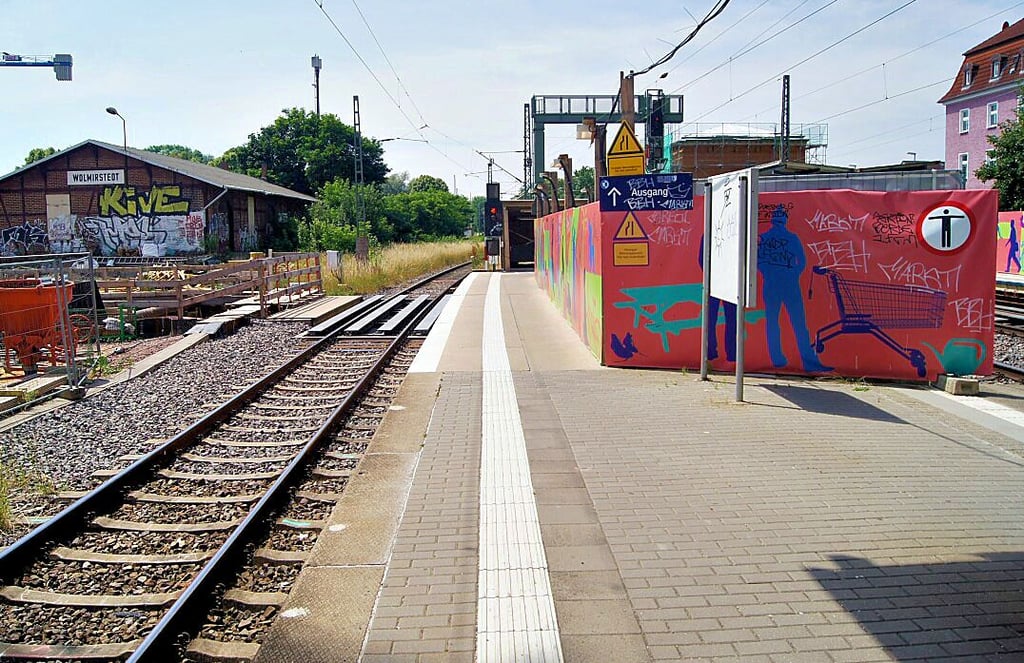 Noch können Reisende an der Baustelle für den neuen Aufzug vorbeigehen. Ab Montag wird das nicht mehr der Fall sein, der Bahnsteig wird gesperrt.