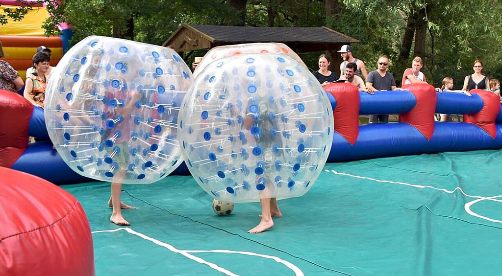 Gut besetzte Ränge gab es beim Bubblesoccer anlässlich des Dorffestes in Kleindröben. In den luftgepolsterten Bällen steckten die Akteure.