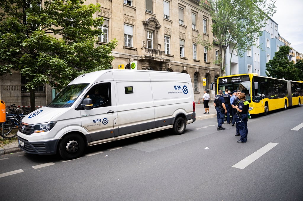 Polizeieinsatz in Berlin: Der überfallene Werttransporter ist in der Uhlandstraße vor einer Postbankfiliale geparkt.