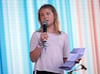Die schwedische Klimaaktivistin Greta Thunberg steht während des Glastonbury Festivals in Worthy Farm in Somerset auf der Bühne und spricht zum Publikum.