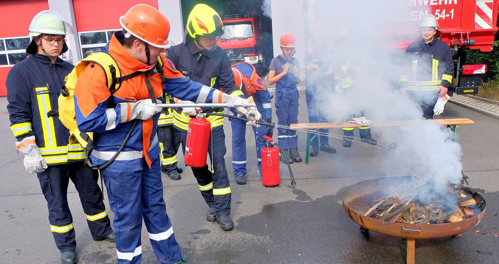 Klare Regel: Ein Feuer muss immer von oben gelöscht werden. Sonst breitet es sich ungewollt aus.