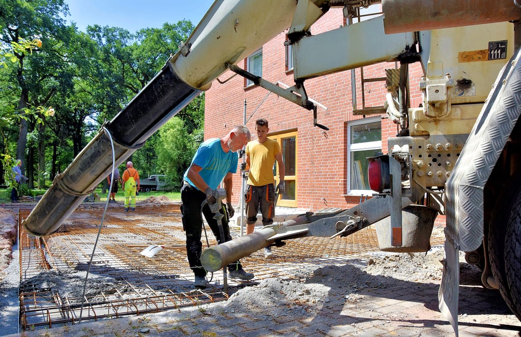 Die Bauarbeiten an der Erweiterung des kleinen Waldhotels im Calvörder Grieps haben begonnen. Ein Streifenfundament soll beim Anbau einen sicheren, stabilen Untergrund bilden. Der gläserne Anbau wird sich an die idyllische Umgebung anpassen.