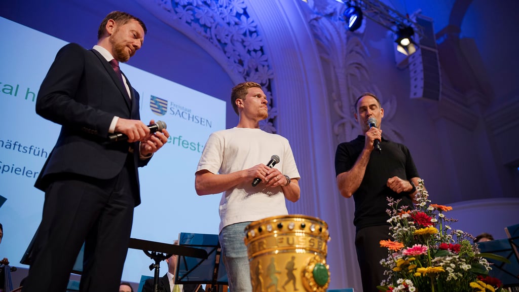 Plauderten über den Pokalgewinn: Sachsens MP Kretschmer, RB-Profi Halstenberg und RB-Boss Mintzlaff (v.l.)