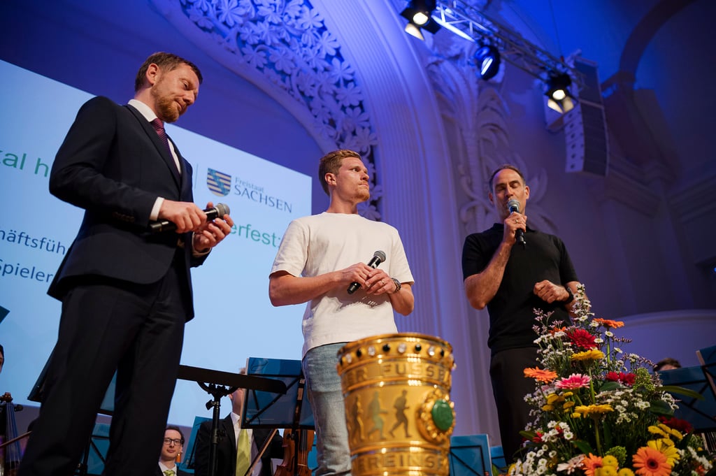 Plauderten über den Pokalgewinn: Sachsens MP Kretschmer, RB-Profi Halstenberg und RB-Boss Mintzlaff (v.l.)