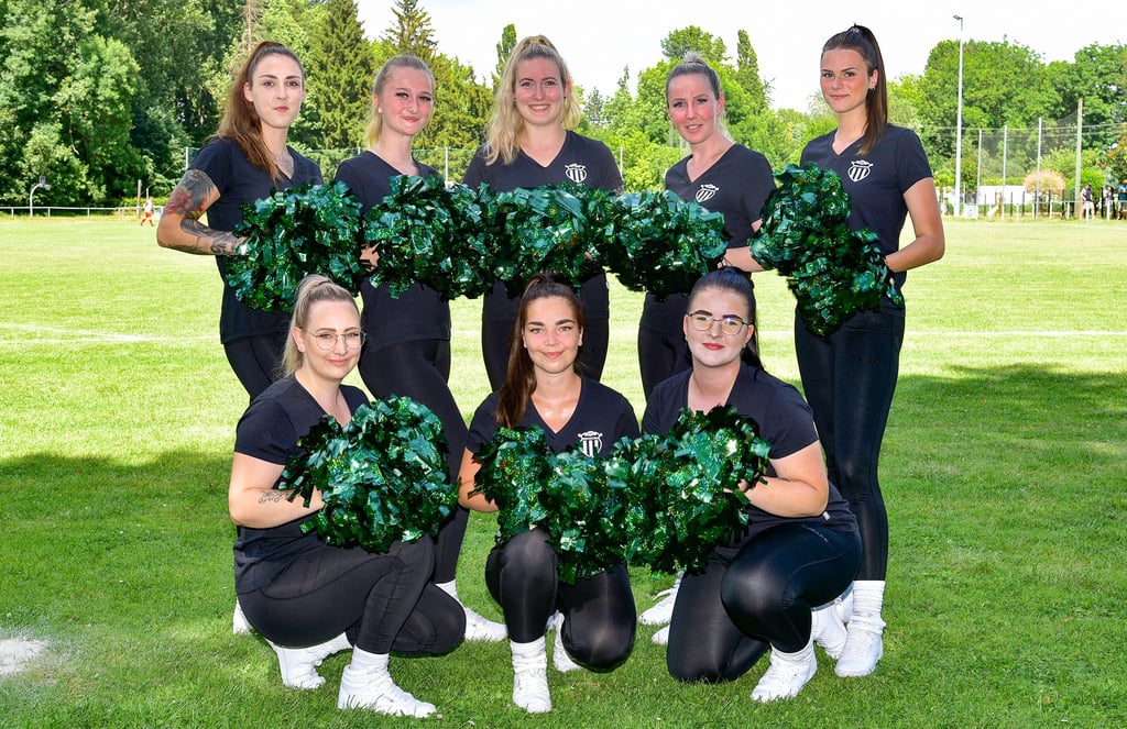 Die Cheerleader des BSC Biendorf: Vanessa Dörr (hinten von links), Lara Kruse, Michelle Ließmann, Kristin Kaiser, Chantal Schildhauer, Anissa König (vorn von links), Lisa Scholze, Celine Witte. Auf dem Bild fehlt Kristin Raschke.