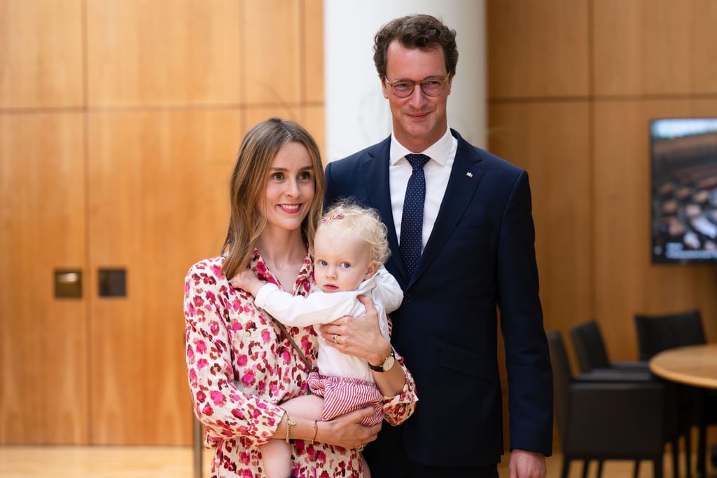Der neue NRW-Ministerpräsident ist der alte: Hendrik Wüst mit Ehefrau Katharina und Tochter Philippa.