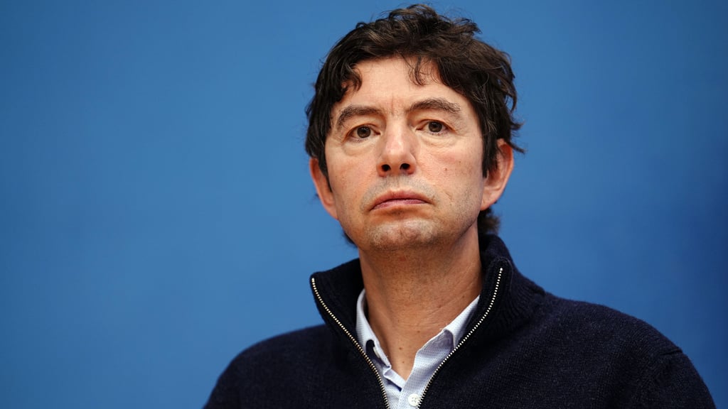 Der prominente Virologe und Corona-Experte Christian Drosten hat wegen Beschimpfungen auf einem Zeltplatz an der Mecklenburgischen Seenplatte Anzeige bei der Polizei erstattet.