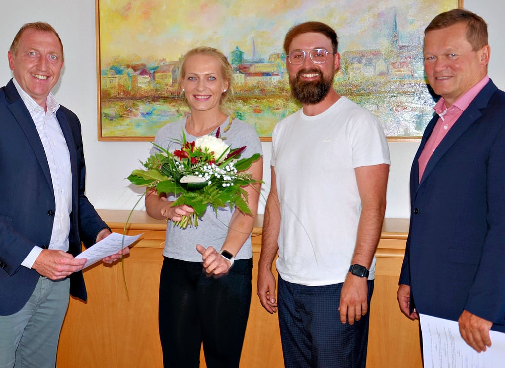 Freude über die Vertragsunterzeichnung zum zweiten Hausarzt-Stipendium. Von links: OB Sven Wagner (SPD) und Susann Robitzsch, die vor der Facharzt-Ausbildung zur Allgemeinmedizinerin steht. Neben ihr Erst-Stipendiat Tobias Ortmann, der im 2. Quartal 2023 seine eigene Niederlassung in Staßfurt plant und jetzt vermittelte sowie Dr. Jörg Böhme, Vorsitzender der Kassenärztlichen Vereinigung Sachsen-Anhalt.
