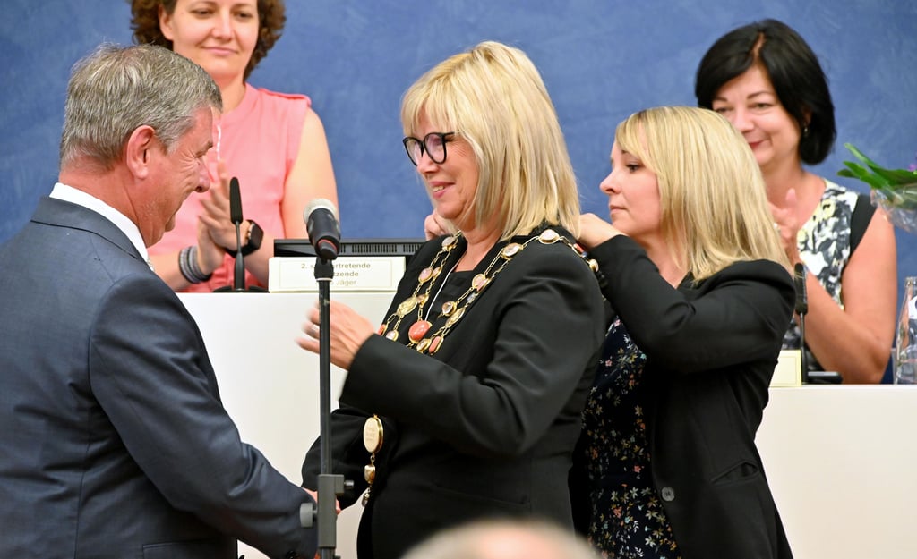 Magdeburgs Oberbürgermeister Lutz Trümper übergibt am 30. Juni 2022 die Amtskette an seine Nachfolgerin Simone Borris. Ab 1. Juli 2022 übernimmt sie offiziell die Amtsgeschäfte.