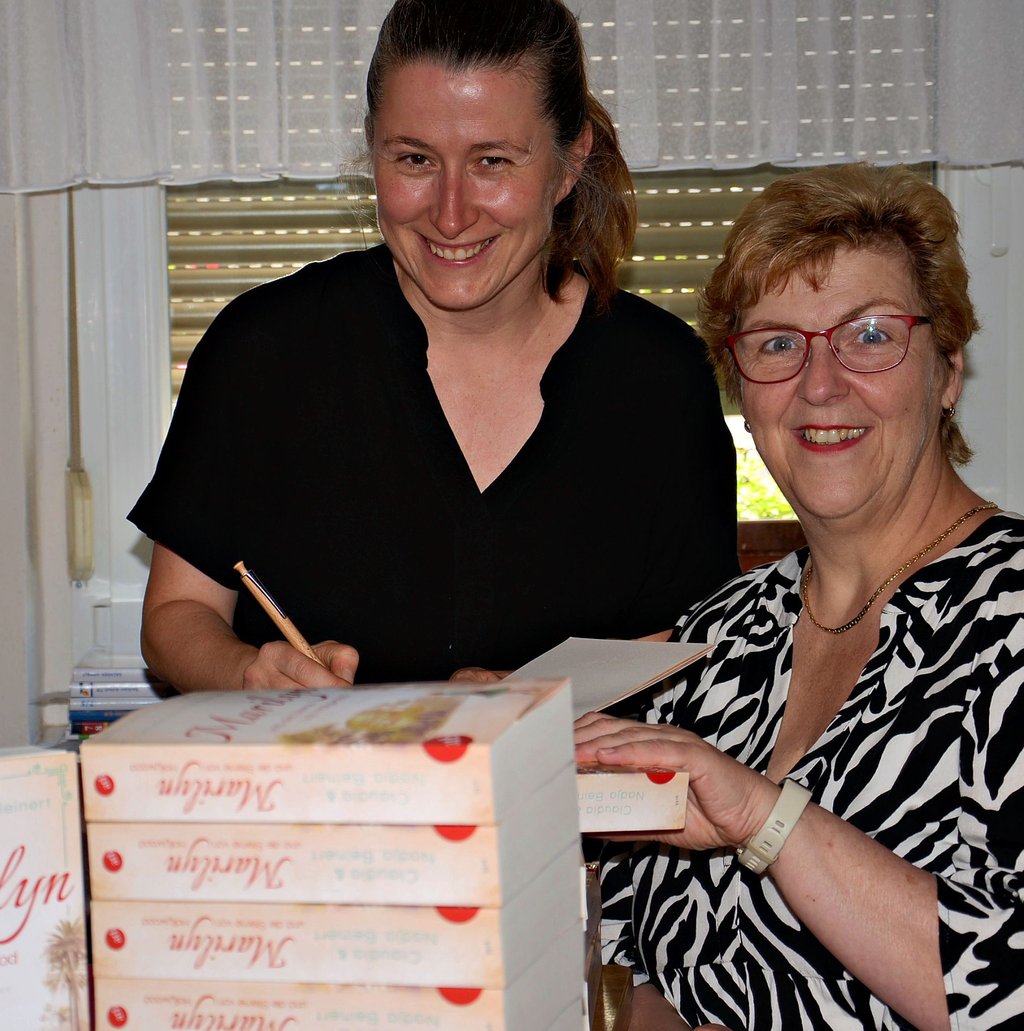 Nadja Beinert zu Gast in der Staßfurter Buchhandlung von Heike Kamrad. Die Jüngere der Beinert-Zwillinge signiert hier einige Exemplare des kürzlich erschienenen Romans "Marilyn und die Sterne von Hollywood".
