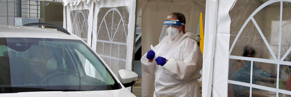 Ein Autofahrer besucht das Drive-In-Testzentrum in Salzwedel für einen Corona-Test. Welche Testzentren angesichts der neuen Regeln weiterhin Corona-Tests anbieten und welche aufhören werden, wird der Altmarkkreis Salzwedel im Laufe des heutigen Tages auf seiner Internetseite altmarkkreis-salzwedel.de veröffentlichen.