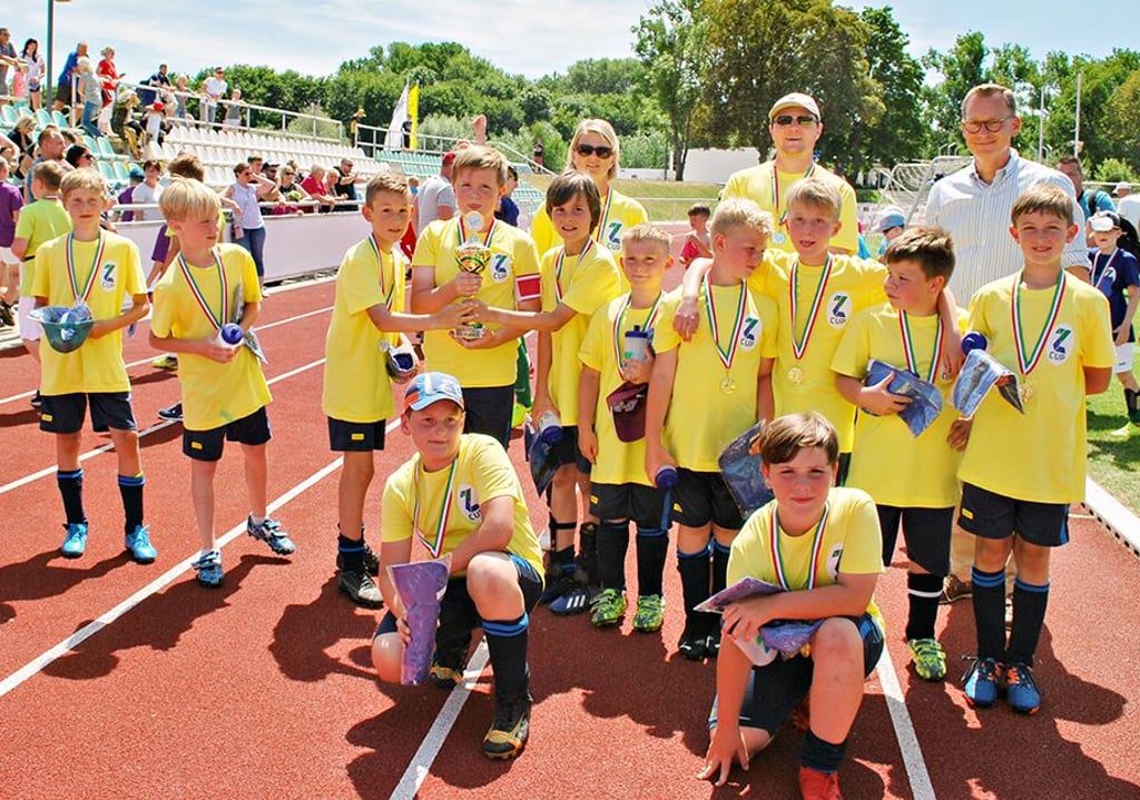 Die Grundschule Osterfeld hat den Stadtwerke-Cup 2022 nach spannendem Neun-Meter-Schießen gewonnen.