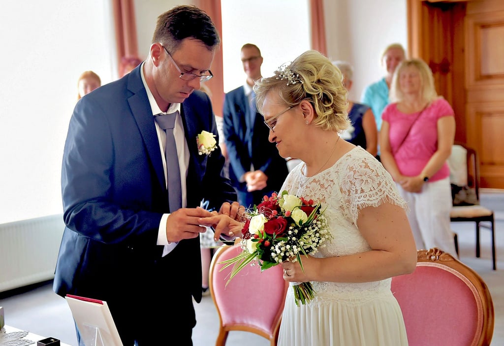 Frank Beck steckt seiner Ehefrau Monika den Trauring an.
