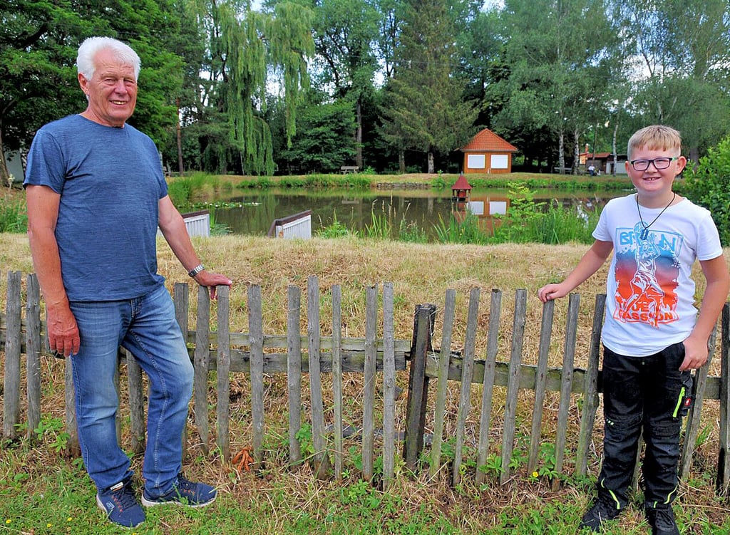 Gerhard Hildebrandt und Enkel Moritz freuen sich schon auf das Teichfest am kommenden Samstag.