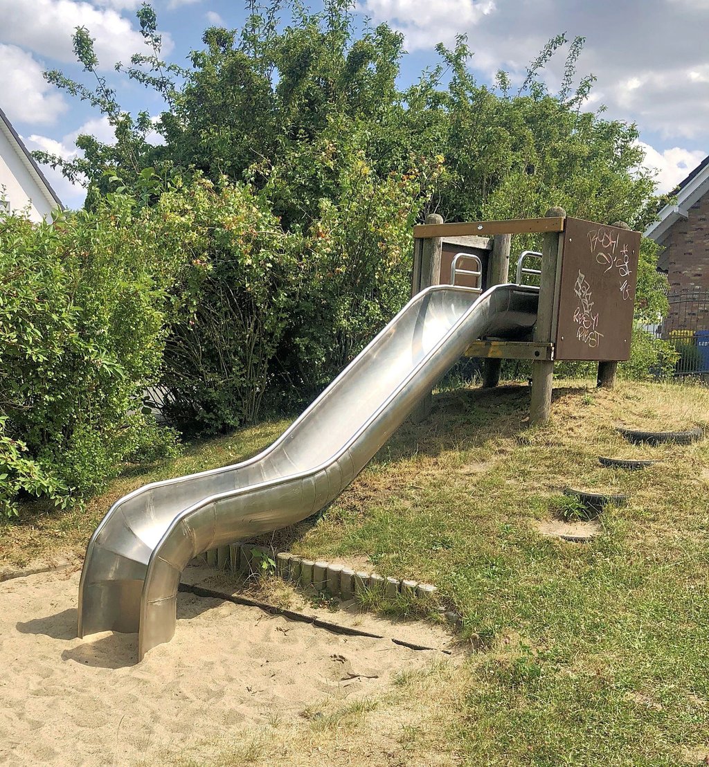 Die Rutsche auf dem Spielplatz ist im Sommer oft zu heiß.
