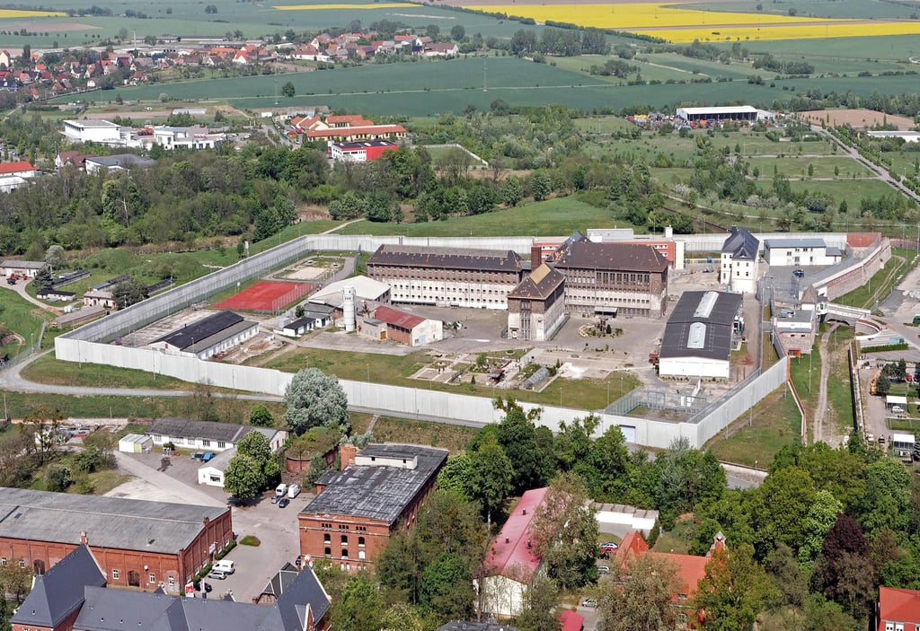 An der Nordmauer der JVA Torgau sind menschliche Knochen gefunden worden.
