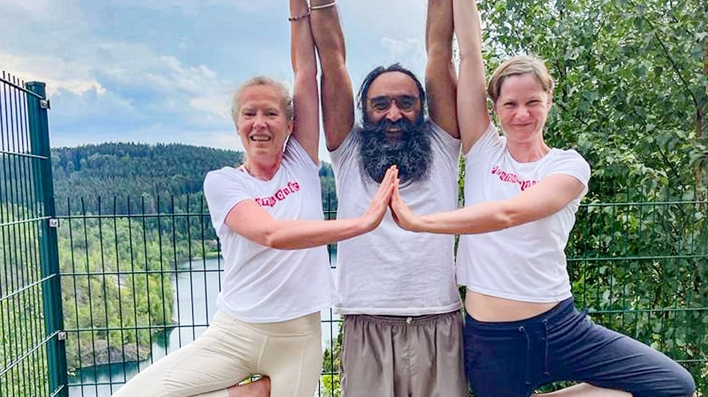 Antje Fuchs (li.) und Sabine Wötzel kennen Surinder. Sie haben den Yoga-Meister aus Indien bereits in Aktion erlebt und ihn nach Köthen geholt.