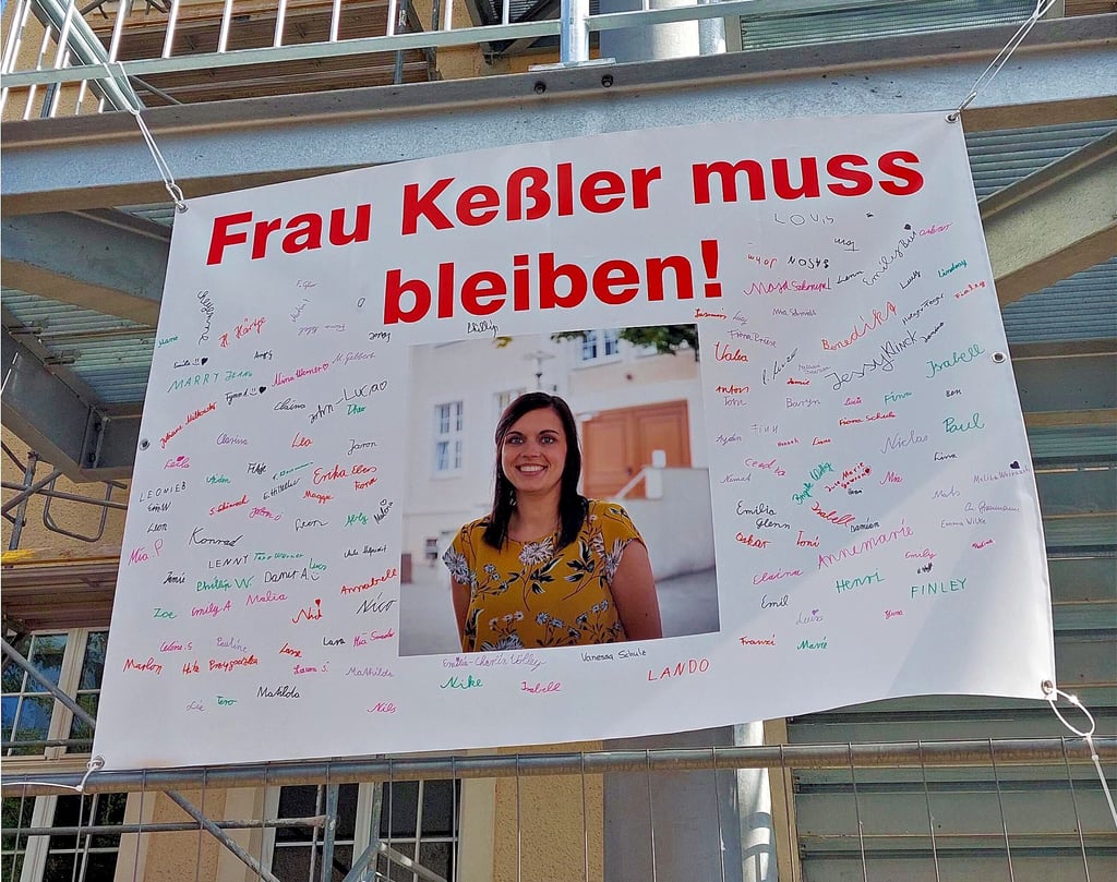 Sina Keßler arbeitet seit acht Jahren als Schulsozialarbeiterin an der Goethe-Grundschule in Staßfurt. Ihre Stelle wackelt. An der Schule wurde ein Plakat aufgehängt.