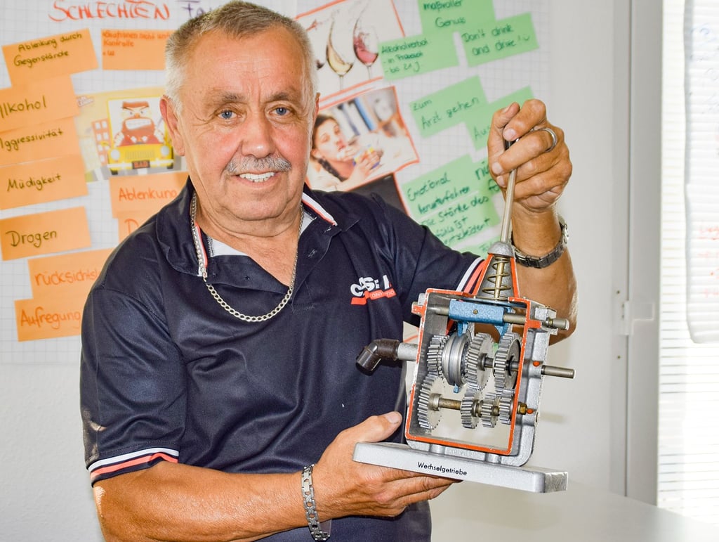 Fahrlehrer Herbert Hanke mit einem alten Modell eines Wechselgetriebes. Modelle kommen heute im Theorieunterricht für den Führerschein nicht mehr zum Einsatz.