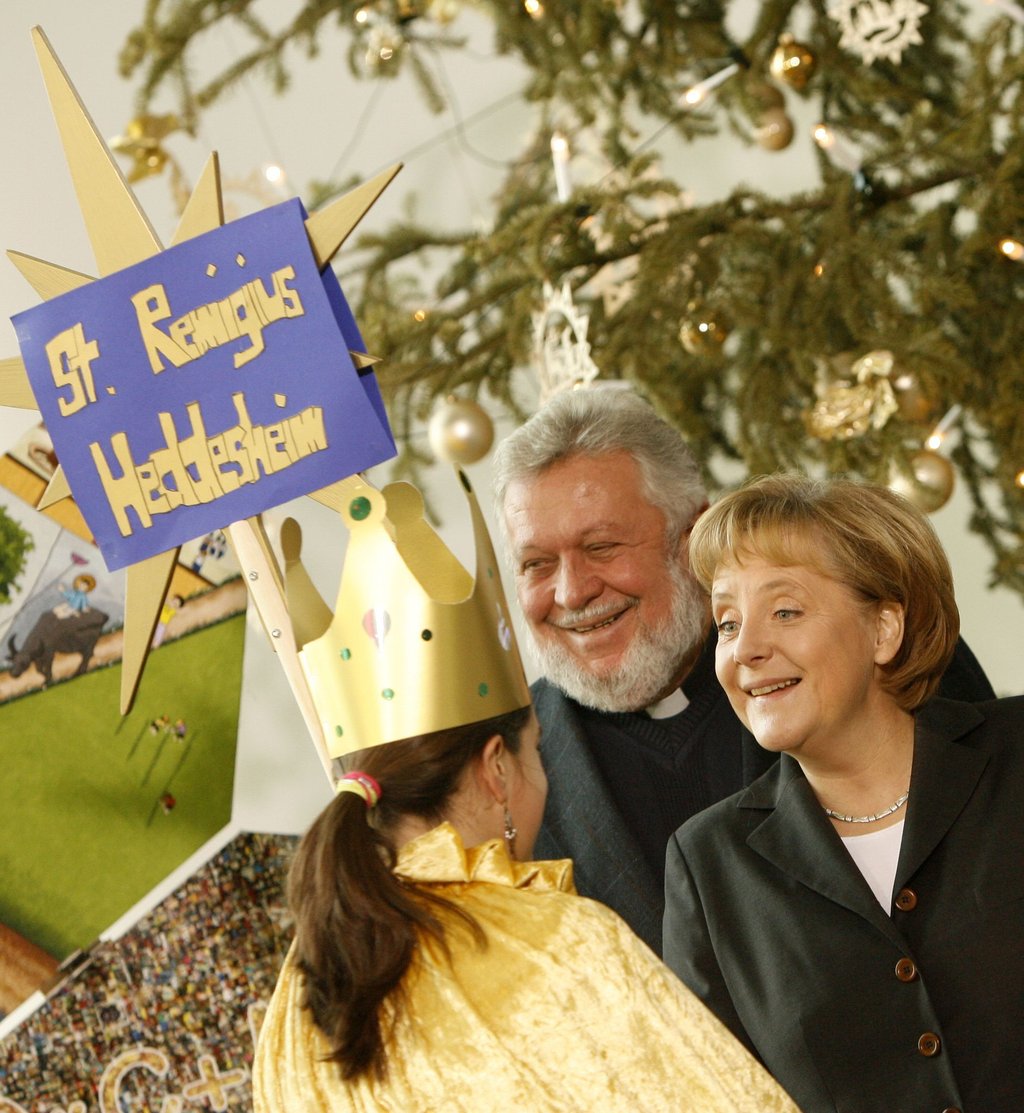 Die damalige Bundeskanzlerin Angela Merkel und der damalige Präsident der Sternsinger, Winfried Pilz, im Januar 2008 im Kanzleramt.
