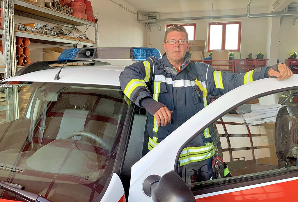 Stadtwehrleiter Michael Wichmann steht am Kommandowagen im Depot in Quellendorf. Er arbeitet nun auch als Gerätewart im Ordnungsamt.