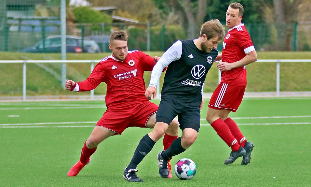 Der Einsatz von Thorben Zöger (links) im Endspiel des diesjährigen Salzlandpokals ist Hauptpunkt des Baalberger Einspruchs. War der 17-Jährige spielberechtigt?
