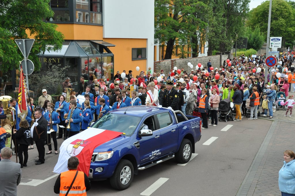 Das Salzlandfest in Staßfurt hat schonmal mehr Gäste und Akteure gesehen, wie hier vor sieben Jahren beim großen Festumzug zum 35. Der lief unter dem Motto "Wir sind Staßfurt". Die Organisation 2023 war wegen Corona sicher so kurzfristig nicht zu meistern. Aber andere Dinge wie die Standortwahl am Stadtsee wurden einfach falsch eingeschätzt.
