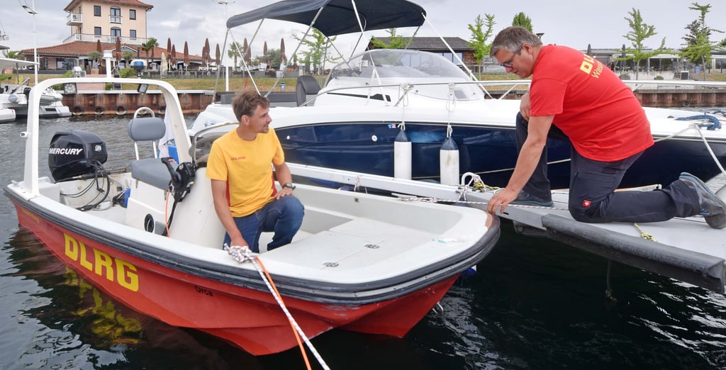 DLRG-Ortsgruppenchef Renè Krillwitz (l.) und Einsatzleiter Tobias Richter am und auf dem Rettungsboot, das im Goitzschesee stationiert ist.