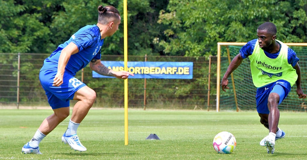 Dribbelt im hohen Tempo mit dem Ball am Fuß auf Baris Atik vom 1. FC Magdeburg zu: Solomon Bonnah (r.). Der 1,65 Meter große Niederländer ist 18 Jahre alt, steht bei RB Leipzig unter Vertrag und trainiert bei den Blau-Weißen seit Mittwoch als Probespieler mit.