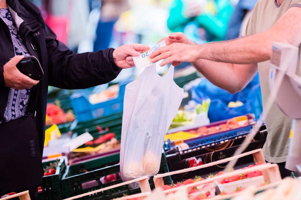 Viele Menschen wollen angesichts der hohen Inflation ihre Ausgaben für Lebensmitteleinkäufe einschränken.