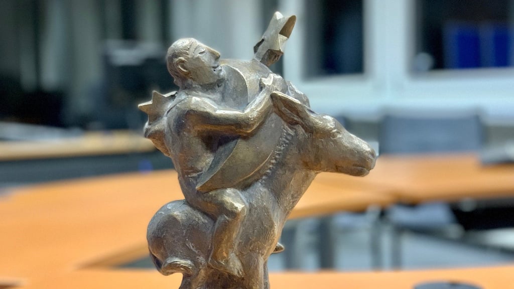 So sieht die Skulptur aus, die die Sieger des Bürgerpreises " Der Esel der auf Rosen geht" erhalten.