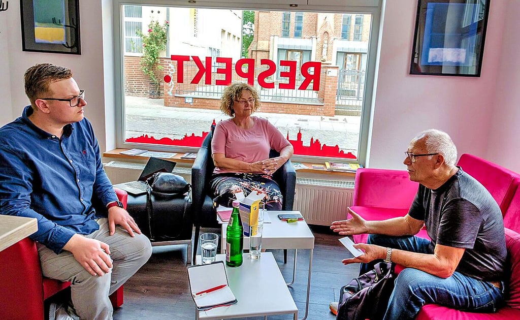 Gesprächsrunde im SPD-Büro: Büroleiter Alexander Riedle (li.), Landtagsabgeordnete Heide Richter-Airijoki und Ernst Schulz