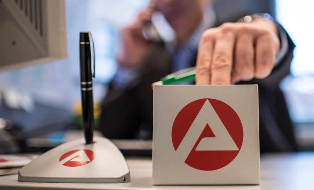Ein Mann sitzt in der Bundesagentur für Arbeit. In Sachsen-anhalt sit die Zahl er Arbeitslosen angestiegen..